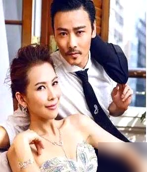 张晋拿金像奖那天，第一句话就把港媒整不会了。
他说：有人说我这辈子都要靠她，是啊，我一辈子的幸福都要靠她。
当年蔡少芬下嫁，全港等着看笑话。女强男弱、吃软饭、靠老婆，标签贴得比牛皮癣还牢。
换别人早崩了。他俩没有，蔡少芬孕期挺着肚子出去工作，张晋闷头拍戏往死里练。一个不嫌，一个不怨。
后来记