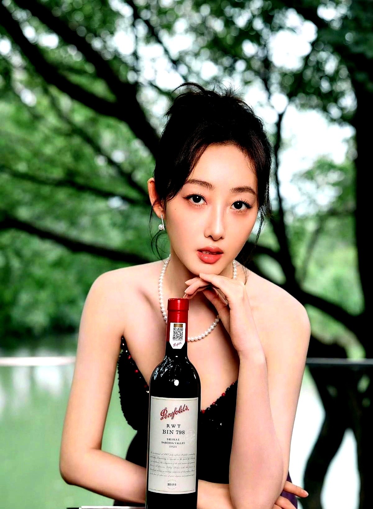 邓恩熙的新古装造型一出来，不少人直呼没认出来。

细长眼、厚唇，加上平缓的骨相。这长相放在青春校园剧里，那是满屏的灵气。

可一旦换上繁复的传统古装，违和感就冒出来了。

周冬雨和蒋梦婕也吃过这个亏。电影里、现代装里辨识度极高，一进古装剧就显得格格不入。

说到底，传统古装挑骨相，也挑眉目神态。现代