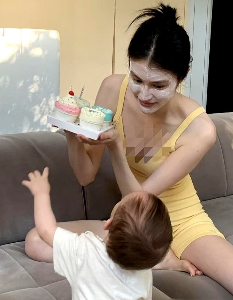 何穗儿子周岁宴，蛋糕居然是个牛角包。

她跟儿子同一天生日，生日礼服还是她跟妈妈一针一线亲手缝的。一家人提前去了阿那亚，只请了最亲的几个人，没搞什么大场面。

照片里，她素颜敷着面膜，穿着吊带就许愿了。儿子呢，要么只给看个后脑勺，要么露个小脚丫，正脸捂得严严实实。

人家配文说“每一帧都是礼物”。