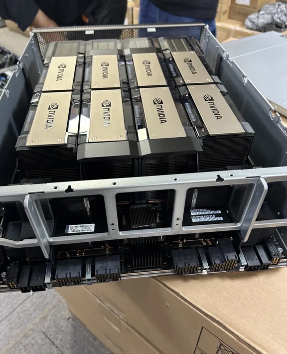 新到现货H20 141G 整机
全新质保三年
数量：32台
	
现货出 NVIDIA H20 141GB 8卡整机，一共32台，全新质保三年算力整机，现货在手、无需排队，整机全套配齐，到手直接上机部署。
	
机器为目前国内主流高端合规算力机型，搭载 HBM3e 141G 大显存，显存带宽高、算力稳定性极强，完美适配各类大模型训练、模型微调、AI推理、AI绘图、深度学习、仿真计算、视频生成、企业私有化部署场景。
	
H20服务器,H20 141G整机,NVIDIA H20,H20 141GB显存,H20算力整机,8卡H20服务器,HGX H20整机,AI算力服务器,大模型训练服务器,AI推理服务器,深度学习服务器,人工智能主机,企业级算力整机,机房服务器,多卡GPU服务器,NVLink集群服务器,大显存算力卡,HBM3e显存服务器,模型微调设备,AI开发服务器,算力集群搭建,科研计算服务器,视频渲染主机,AI绘图算力机,私有化部署服务器,准新算力整机,现货AI服务器,高端算力主机,数...