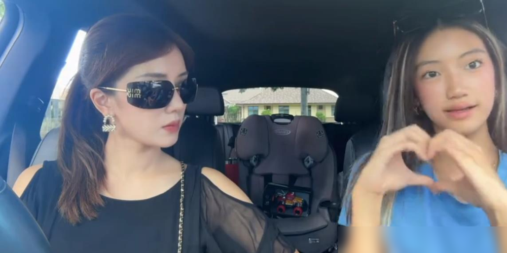 李念直接把14岁女儿的社交账号甩出来了，点进去一看，欧美妆、小吊带、眼神比妈还成熟。
视频里她开车带卡卡兜风，自己素颜戴个棒球帽，皮肤状态跟二十几岁似的，母女同框像姐妹。评论区全在问：这是那个《蜗居》里的海藻？怎么当妈这么多年反而更嫩了。
2011年嫁进林家，老公斯坦福哈佛双料背景，软银赛富合伙