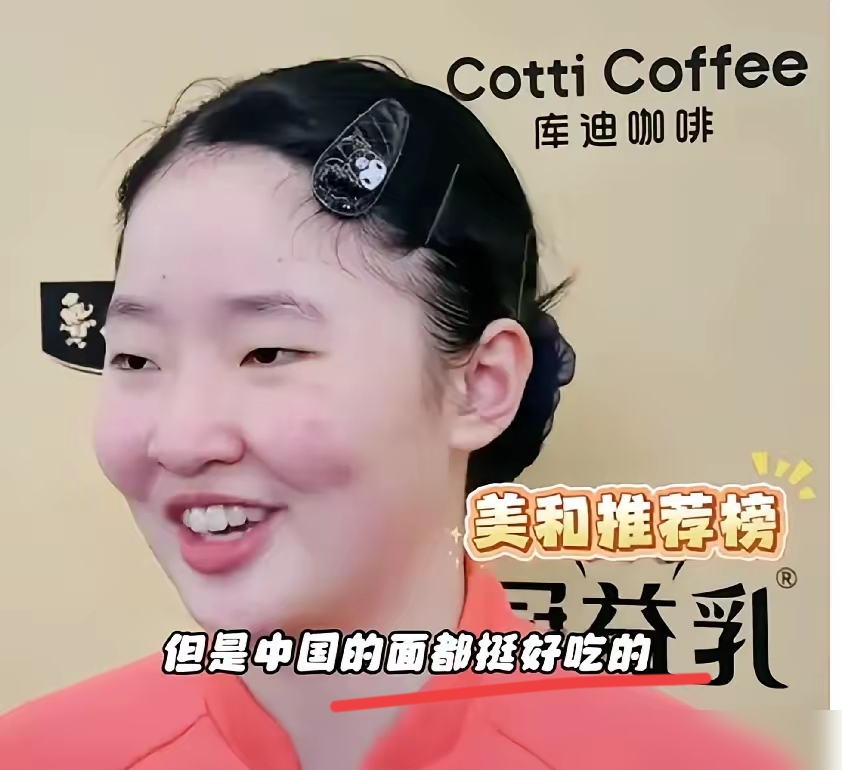 张本美和赢球后说了一句中国的面太好吃了，评论区直接炸了。有人骂她情商低，赢了中国队还敢提吃。转头看看她哥张本智和，出发前特意带了日本味噌汤和白米饭，说日本饮食能让内心平静。一个夸中国面，被骂；一个带日本饭，也被骂。这兄妹俩横竖都是错。他们的爹张宇当年被骂急了，反问过一句：骨子里都是中国人，凭什么这么