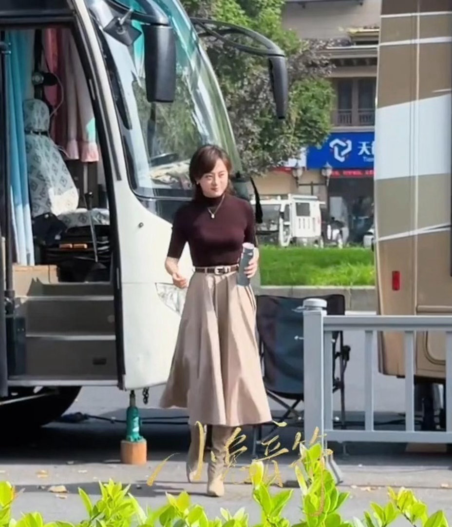 43岁孙俪外出工作被偶遇，穿搭气质出众，身材状态很好，手里拿着保温杯，妥妥的养生达人，她早前就说过习惯自带水杯 ​