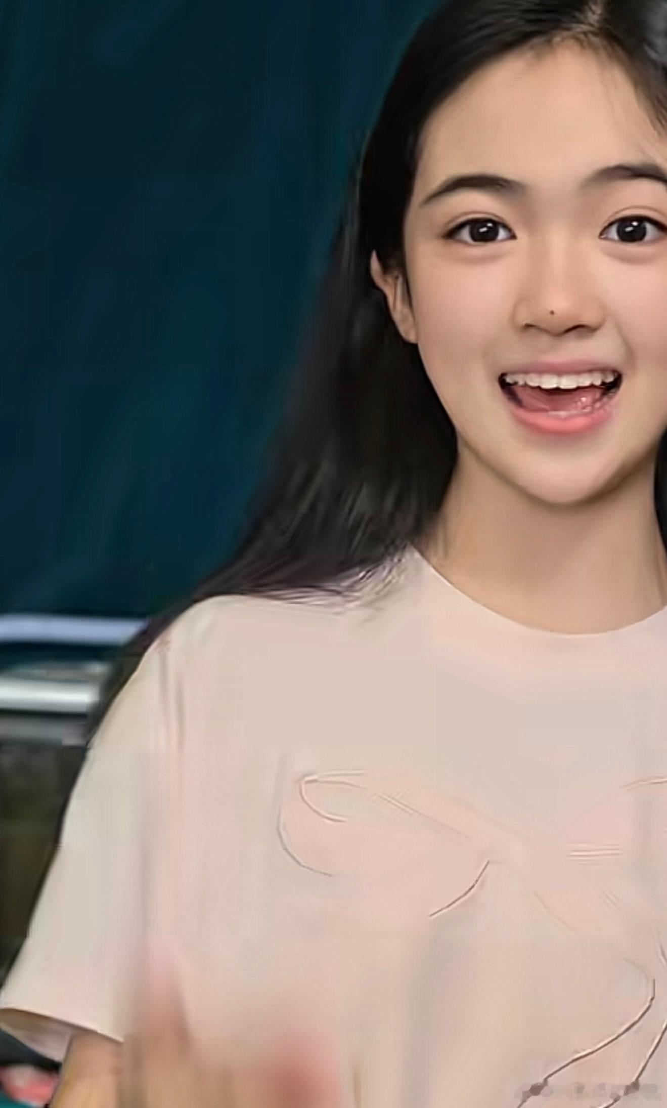 🔅好久没见过如此标准的鼻头痣了🔅小姑娘赶紧把痣点了吧，不然会带来早年奔波劳碌，中年婚姻不顺，破财存不住钱等问题🔅当痣只是黑点问题是最小的，但是痣变大或者更大，也就预示着问题更大，这小姑娘的鼻头痣比一般的更大，说明八字在财富和婚姻上都是自带问题的，祛痣是最好的选择姓名与命运姓名与命运
