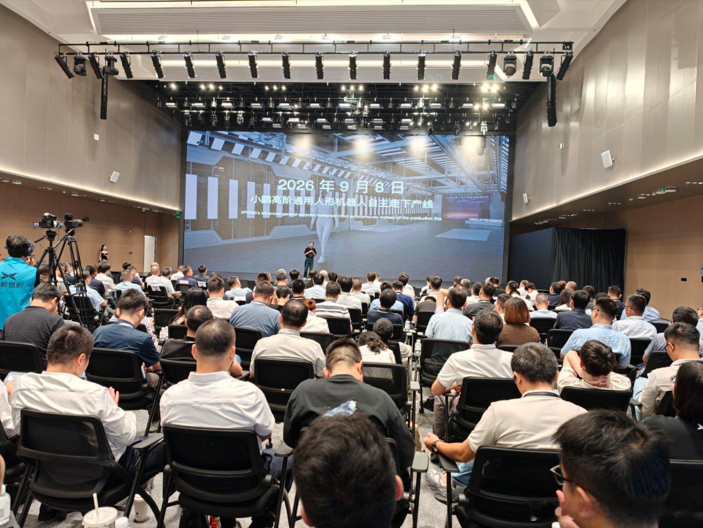 #小鹏首届机器人供应链大会# 大会现场看到机器人的不少新能力，不光可以自主跟随人，还能记住不同人的信息，交互层面的进步看得很直观。 ​