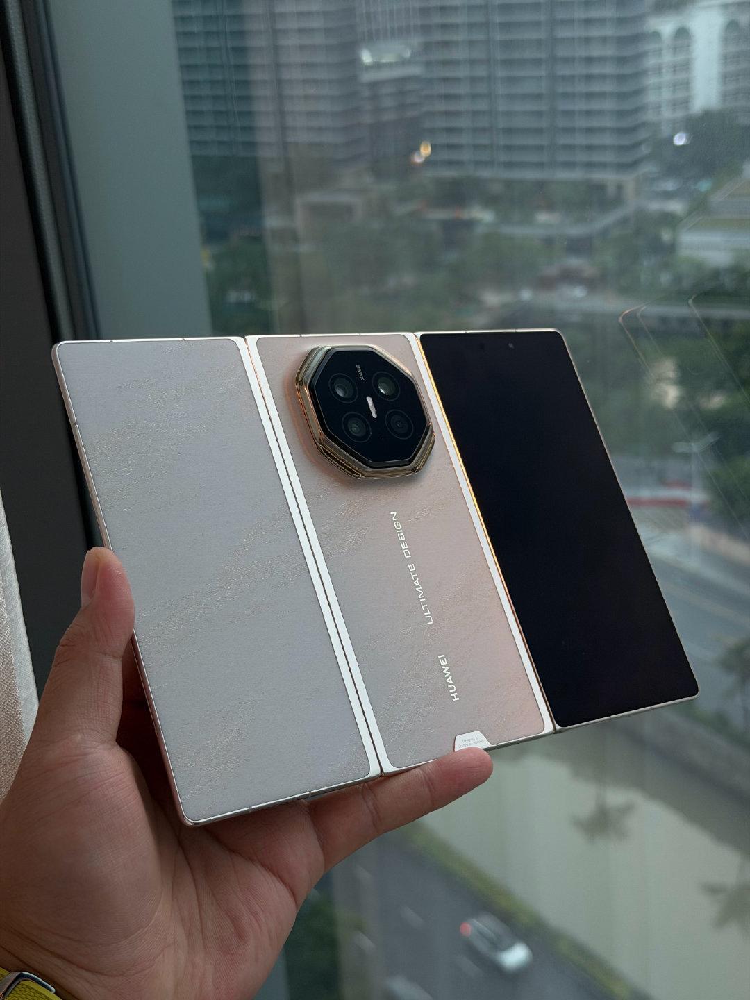 #华为 备用机# 如果有台三折叠放在你面前，你会选择当备用机吗？[doge] ​