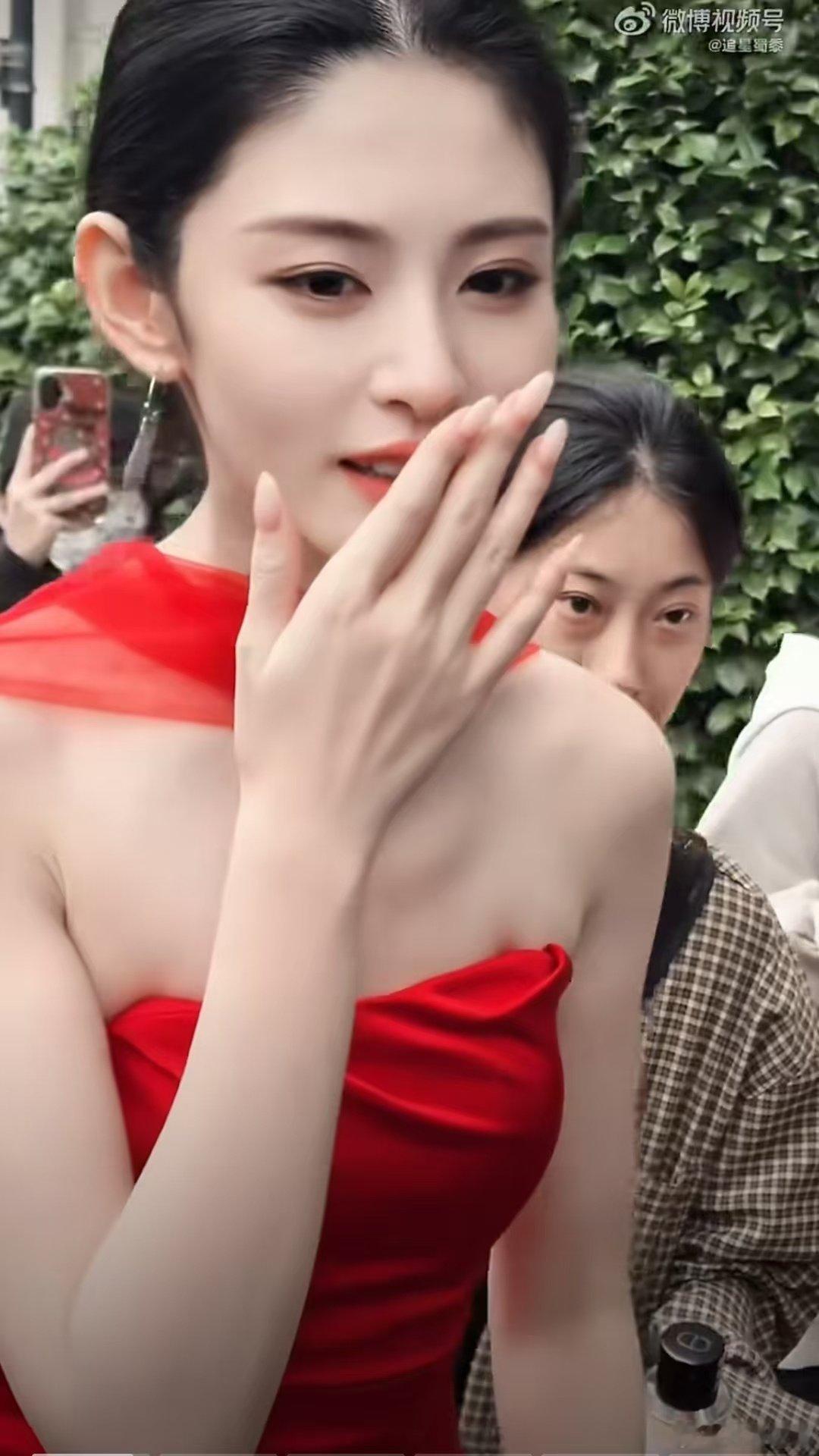 #赵晴红裙出妆#好绝的古装造型！正红缎面长裙氛围感拉满，赵晴的颜值和气质双双在线。 ​