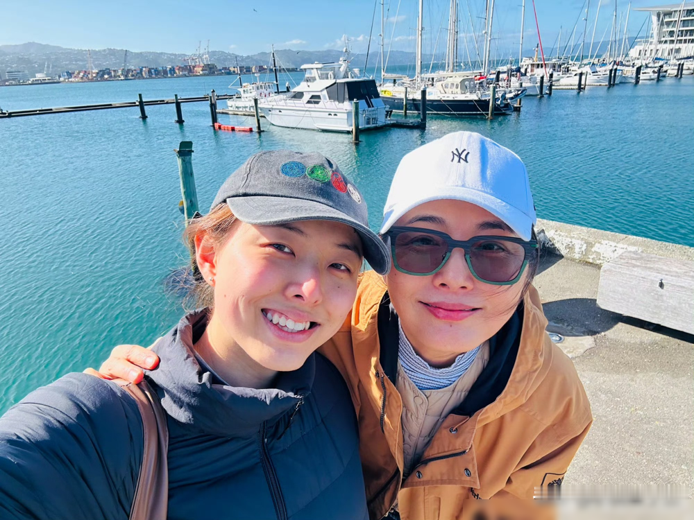 看了张延晒的母女近照才知道，体面离婚的女人，状态有多绝。
中秋节她晒出跟女儿的合影，女儿亲自下厨煎牛排，母女俩同框简直像姐妹。但很多人不知道，这份岁月静好背后，是一场教科书式的断舍离。
当年张锦程求了3次婚才抱得美人归，后来两人两地分居，感情渐渐淡了。为了不影响女儿，夫妻俩硬是隐忍多年，维持着表