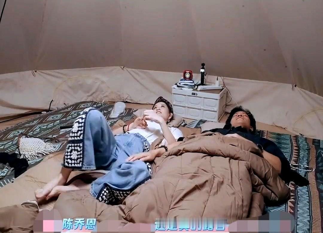 没声笑哭笑哭  夫妻露营，陈乔恩激动到跺脚。艾伦对陈乔恩的爱意溢于言表...