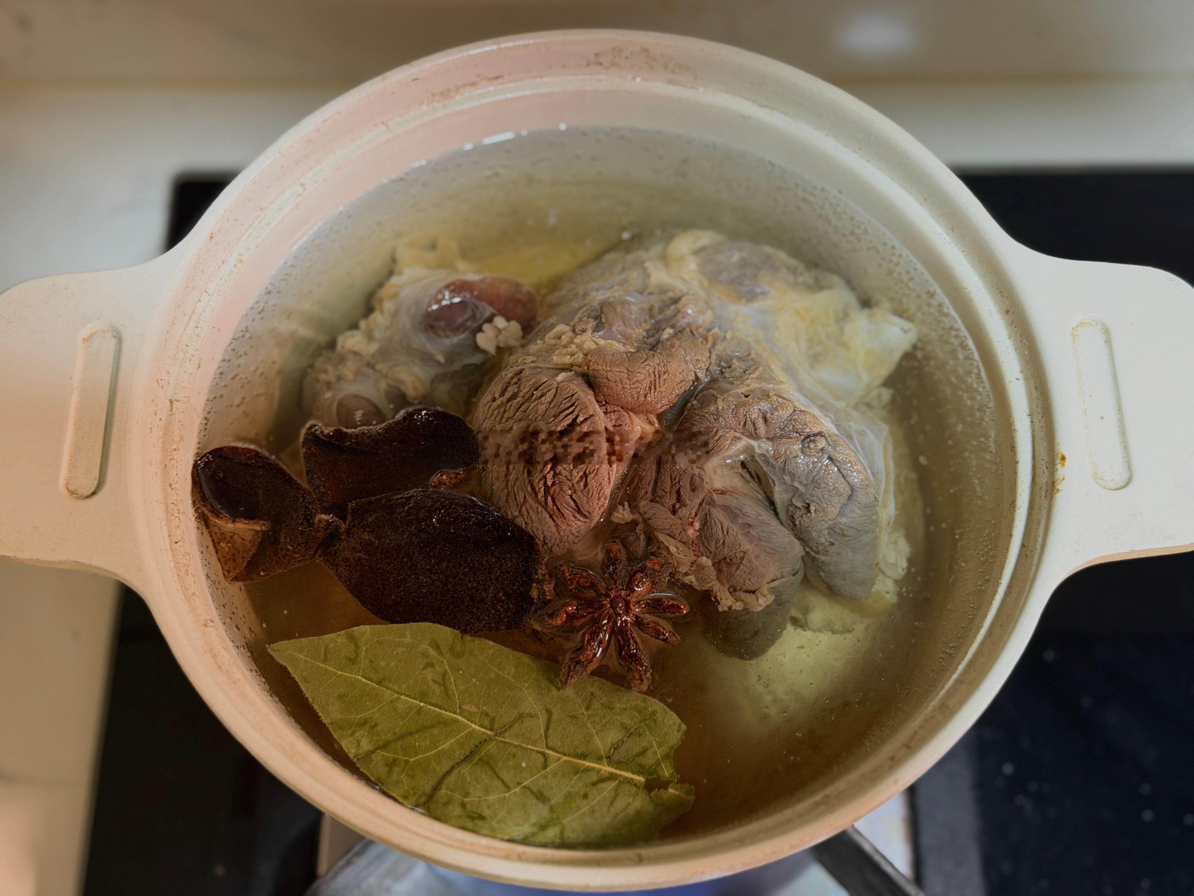 我好无聊，国庆节大晚上开始卤牛肉，做了一个很安徽的菜[鼓掌] ​​​