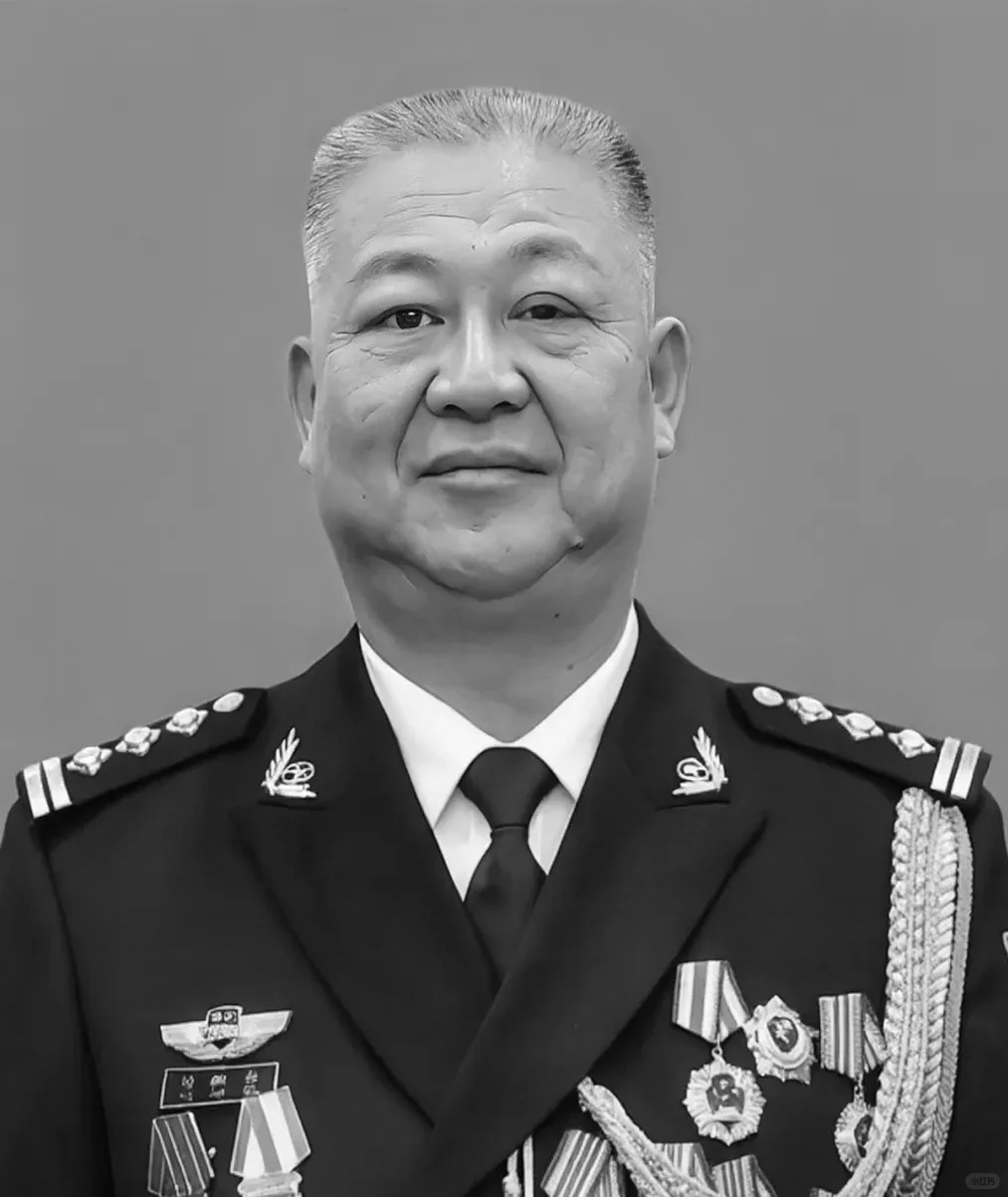 致敬！56岁公安一等功臣田新生因公殉职 
 
田新生（1970年3月--2026年6月3日），1986年2月参加公安工作，生前系陕西省榆林市公安局榆阳分局经侦大队大队长。 
田新生同志始终坚守从警初心与使命，把毕生心血倾注于打击违法犯罪第一线，累计参与侦破命案100余起、重特大贩毒案件120余起，成功侦破了“1. ​
