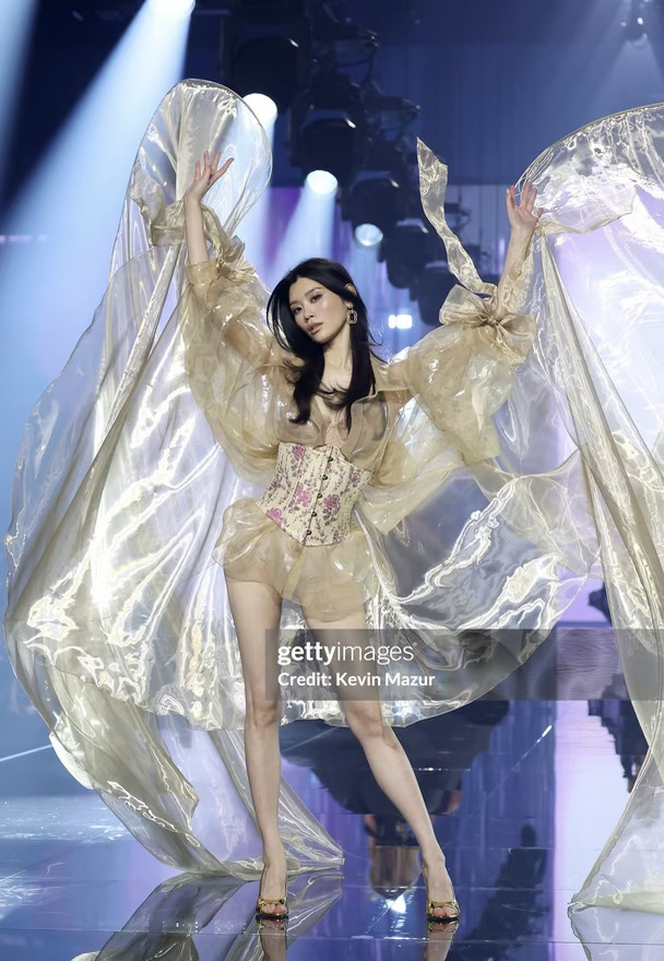 时隔八年重返维密T台，金翅绽放为女儿而来