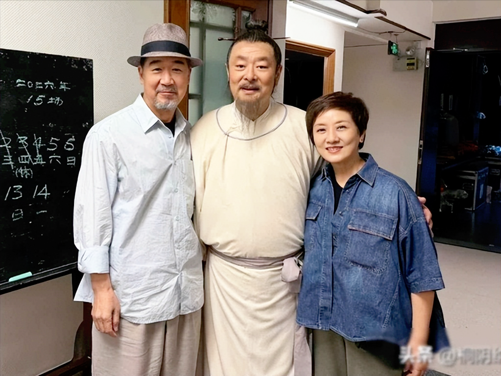 张国立，激动发文！9 月 6 日，深夜，71 岁的演员张国立，罕见激动发文，并晒