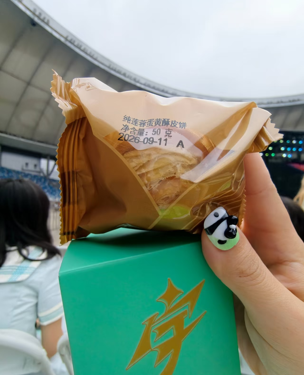 王源真是太有心了
去他演唱会居然有月饼吃
关键他还想建群，给去参加的每个人送月饼

因为人太多，群最后只剩下王源一个人，他直接把月饼放在了演唱会座椅上，来的人都有份，每个人的月饼字体都不一样。

就这样，演唱会上王源还哭了，认为自己对支持他的人做的不够好，他更直接，想给大家发红包。

16块钱的月饼