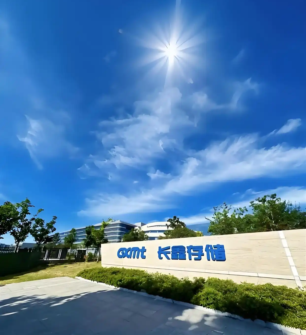 打破三强垄断！长鑫存储重磅扩产，国产内存彻底翻身
 
国产存储芯片迎来里程碑式突破！长鑫存储正式启动上海全新晶圆厂设备招标，锁定长期月产60万片的超大产能目标，直接冲击三星、SK海力士、美光垄断多年的全球DRAM市场格局。
 
作为国内最大的DRAM内存芯片厂商，长鑫目前月产能稳定在20至25万片，