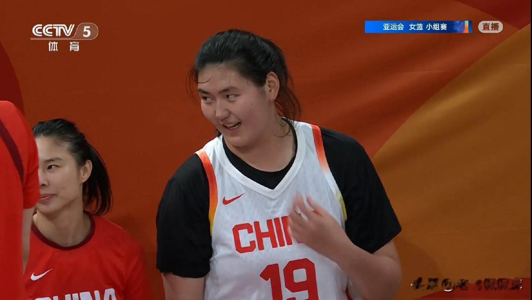 中国女篮姑娘张子宇真是无可阻挡！在今天中国女篮以110：41狂胜印尼女篮的亚运会小组赛中，张子宇在篮下展现出了无可阻挡的气势。

全场比赛下来，张子宇仅仅替补出战13分钟，投篮13中10，其中罚球2中2轰下22分，还有5篮板2助攻，她的场上正负值为+38。

毫不夸张的说，在亚洲女子篮坛，张子宇在篮