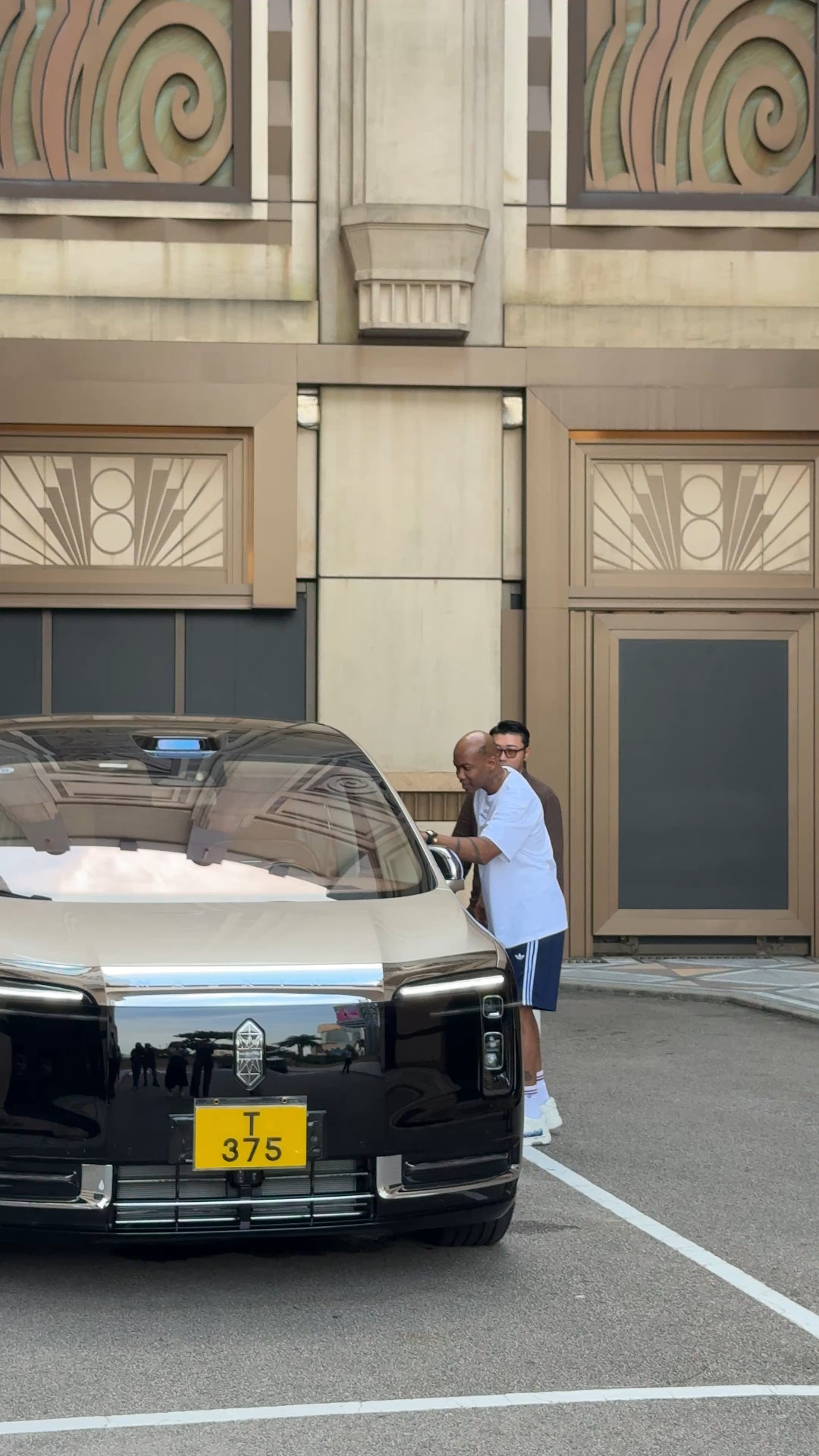 #车才是我最好的伙伴##这一刻突然明白了有车的意义#
成年人的快乐，有时候真的很简单：一辆舒服的车，一段喜欢的音乐，一点独处的时间。尊界V800给我的感觉就是，不仅有高端座驾的气场，座舱体验也很有吸引力。无论是日常出行还是周末放松，都想给自己安排一点更舒适的时光！ ​