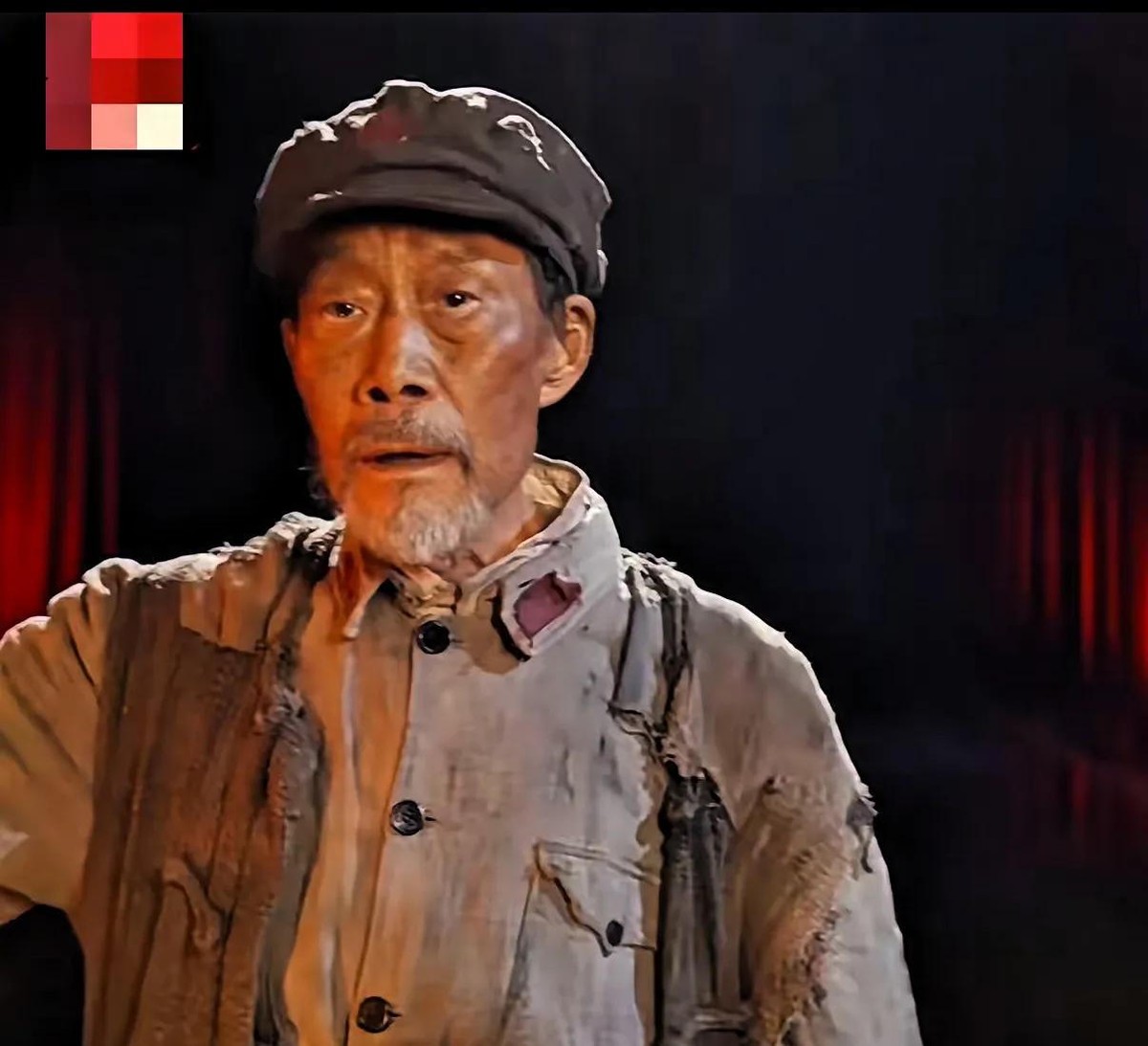 刚看完《长征颂歌》那场晚会，李雪健站在台上，手提马灯，从头到尾没有一句台词。晚会总导演于蕾后来在采访里说，他那段旁白是AI生成的。导演组翻了他过去经典剧目里的干声段落，让配音演员模仿他的声音，反复调试，才做出来。
彩排的时候，导演组全程拿手机打字跟他沟通。他的嗓子发不出声，就配合口型，靠脸上的表情把