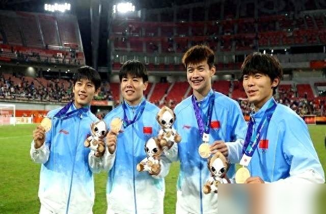 点球赢下乌兹别克，中国足球居然在领奖台上站住了，隔了整整28年。
胡荷韬进了第一个球，下来第一句话是“团队的功劳”。徐彬更绝，合影时把受伤没来的李镇全球衣直接套自己身上。
这拨03年的孩子，踢完这场就散伙了。胡荷韬回中超，徐彬去英甲巴恩斯利接着熬，向余望说要把这股拼劲带回俱乐部。没人提什么个人英