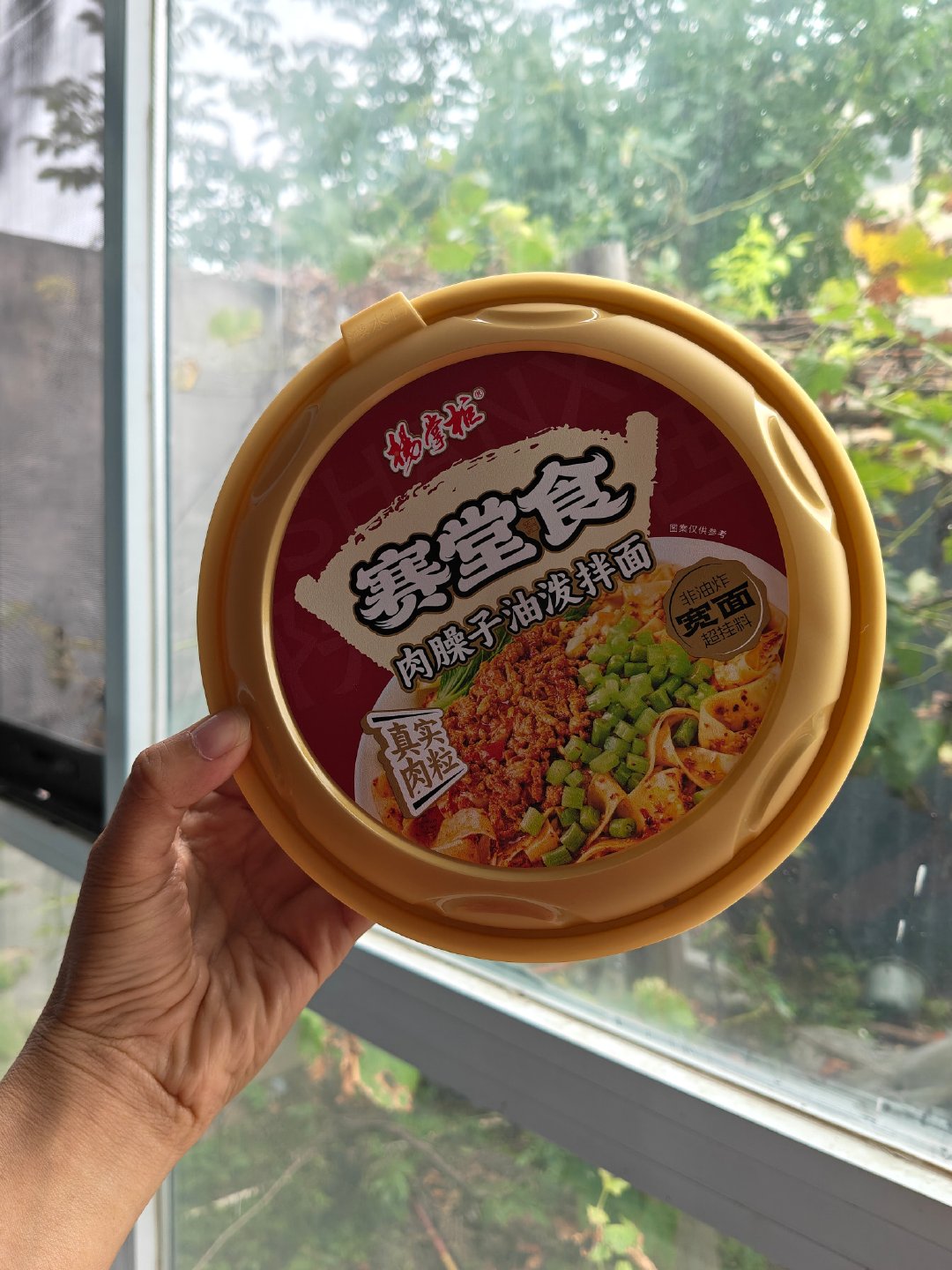 #刘恋曾是奥美总监#中午泡上一桶泡面，刷到这条热搜，真的被刘恋惊艳到。舞台上是灵动歌手，私下居然还是奥美总监，妥妥的斜杠才女。一边吃着简单的泡面，一边看别人闪闪发光的人生，太佩服这种把热爱和事业都做好的人。 ​