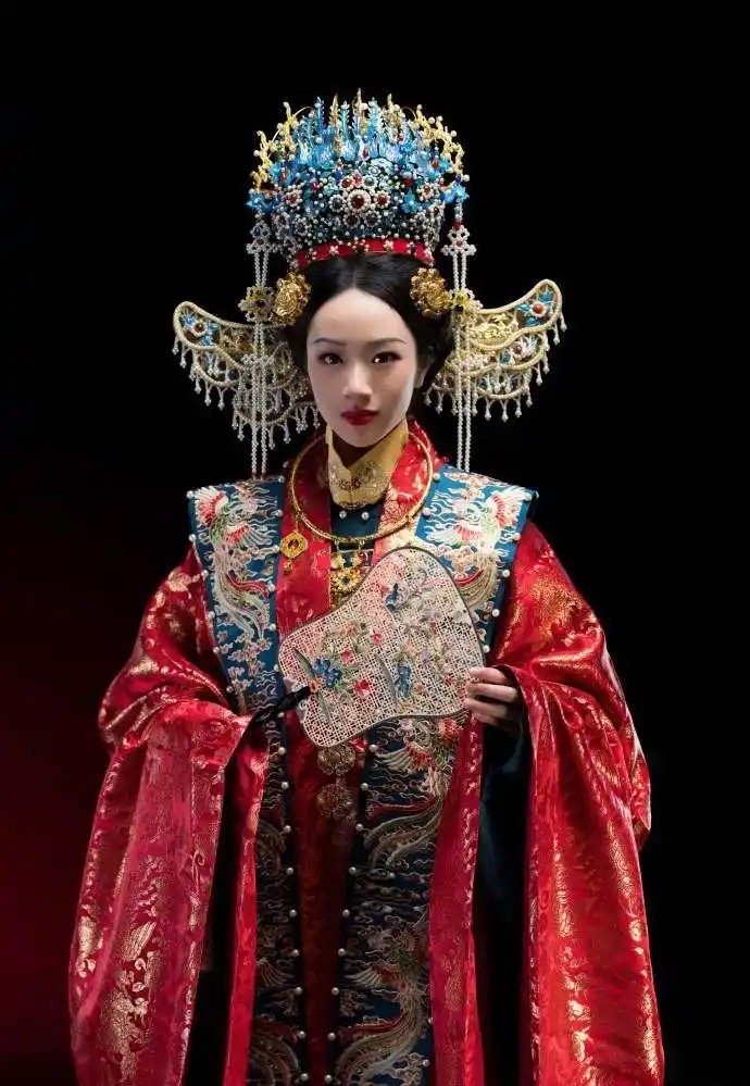 吴尊晒NeiNei穿婚服，配文：我不担心啦，要担心的是她另一半 ​