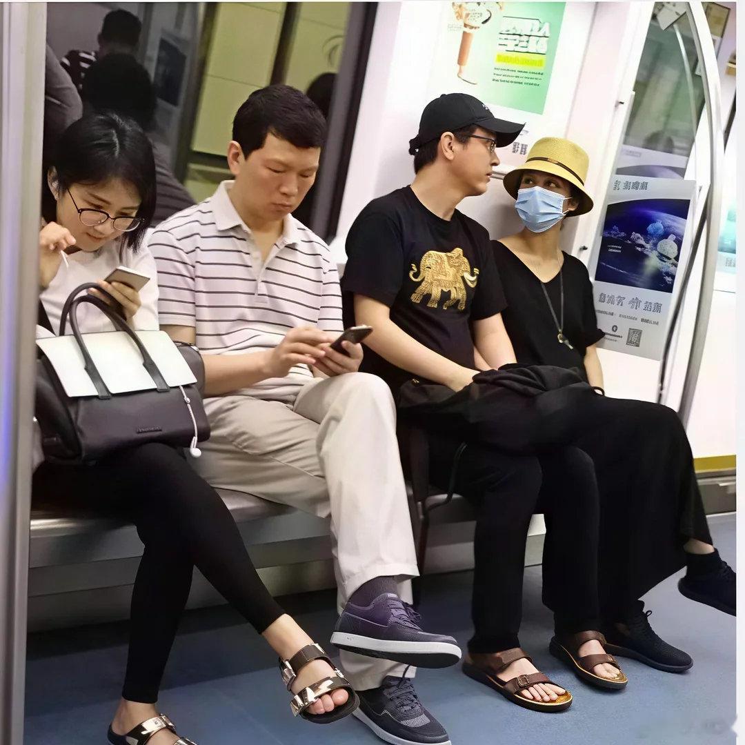 汤唯坐地铁被偶遇，两人打扮低调却难掩星味 ​