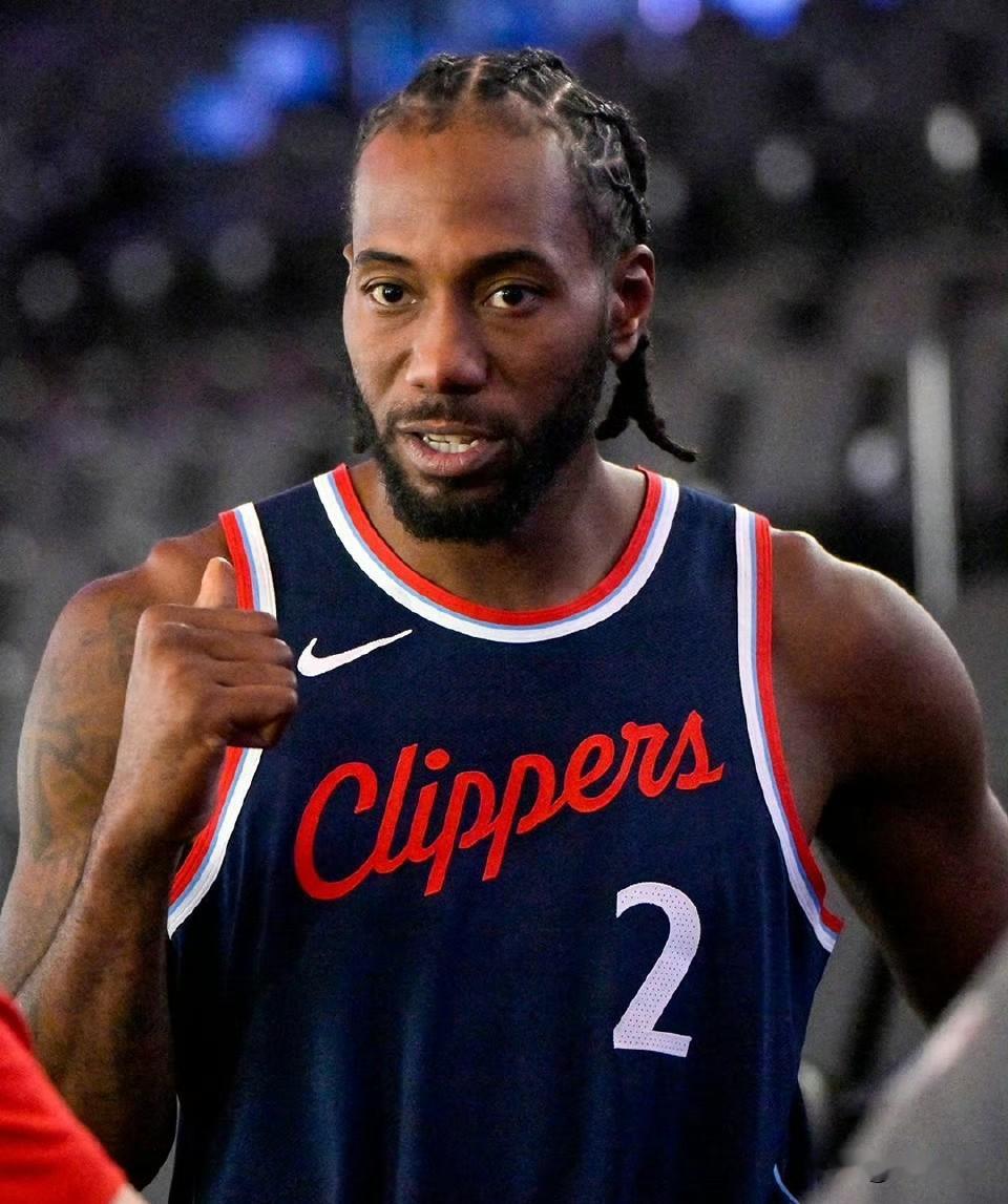 没得说，真正的人生赢家“科怀伦纳德”
效力快船时，缺占了诸多比赛。
但老东家猛龙队依旧提供:2年1.15亿美元合同（提前续约）。
真的太爽了，这就是巨星待遇。