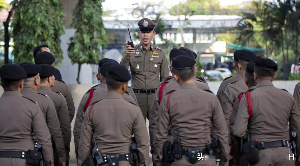 泰国经常对美军“扫黄”，我觉得早该这么干了！
林肯号航母在中东硬扛了280多天，终于靠上泰国林查班港。5000名官兵本打算上岸撒欢，结果泰国提前扫黄、划禁区，红灯区不让进，大麻店也不准去，连酒吧都得凌晨两点前离场。
说实话，我看了这新闻，第一反应是泰国这次挺清醒。
为啥这么严？原因不复杂。美军靠岸休