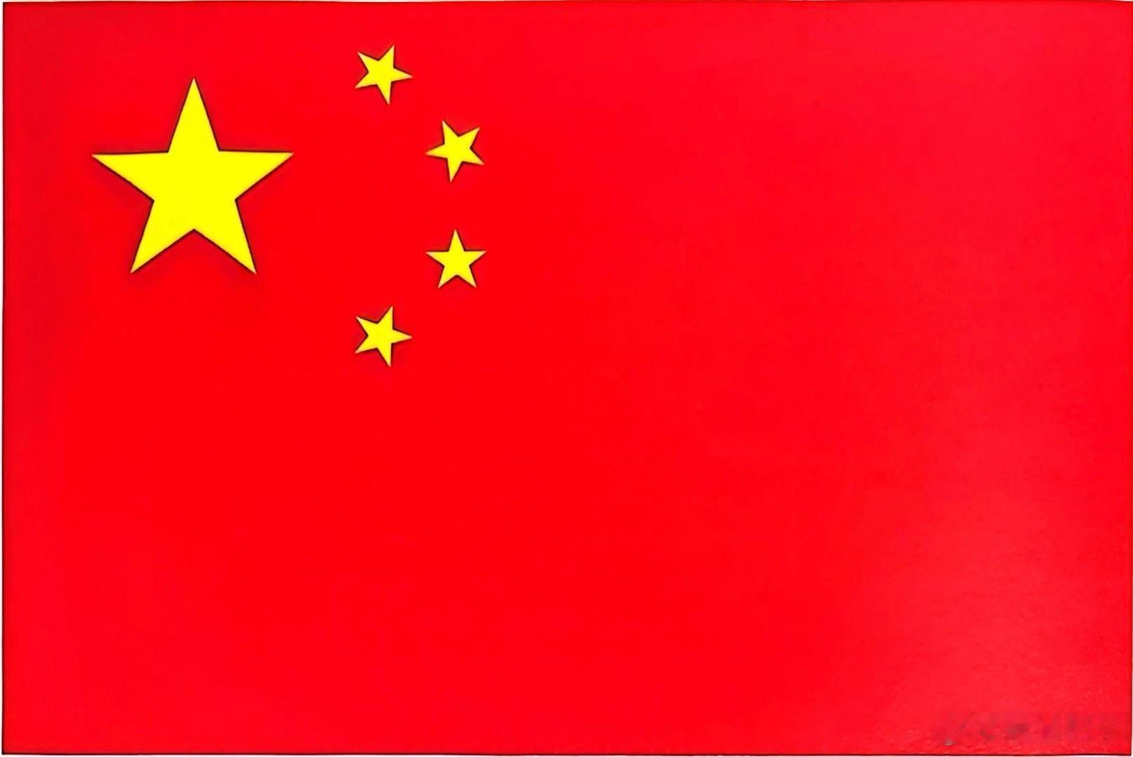 🔻 广东小孩哥，家门口捡到6500万年前的恐龙蛋。

别人家门口捡的是快递，他家门口捡的是白垩纪。

6500万年。恐龙都灭绝了，这颗蛋还在等他。

网友锐评：同一个童年，有人在补课，有人在改写古生物史。

有些人赢在起跑线，有些人直接赢在时间线。

建议小孩哥赶紧查查自家地基，别回头整栋楼都是 ​