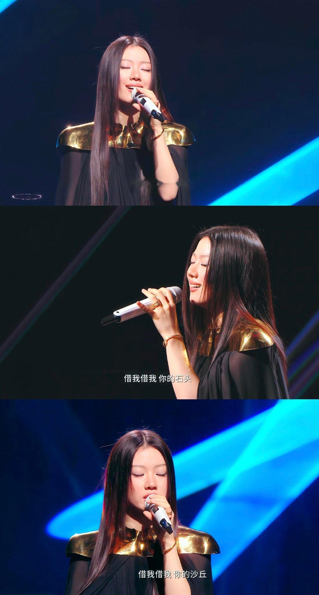 单依纯｜#湾区升明月# 

你纯又带着新的 Couture Look 来了 [老师好] 

今晚 “湾区升明月” 大湾区电影音乐晚会开场献唱《还你茉莉》造型 ，上身 Gaurav Gupta 2024 秋冬高定系列黑金薄纱裙装 ，这也是她与品牌的第三次高定合作  ～

#2026湾区升明月节目单# ​