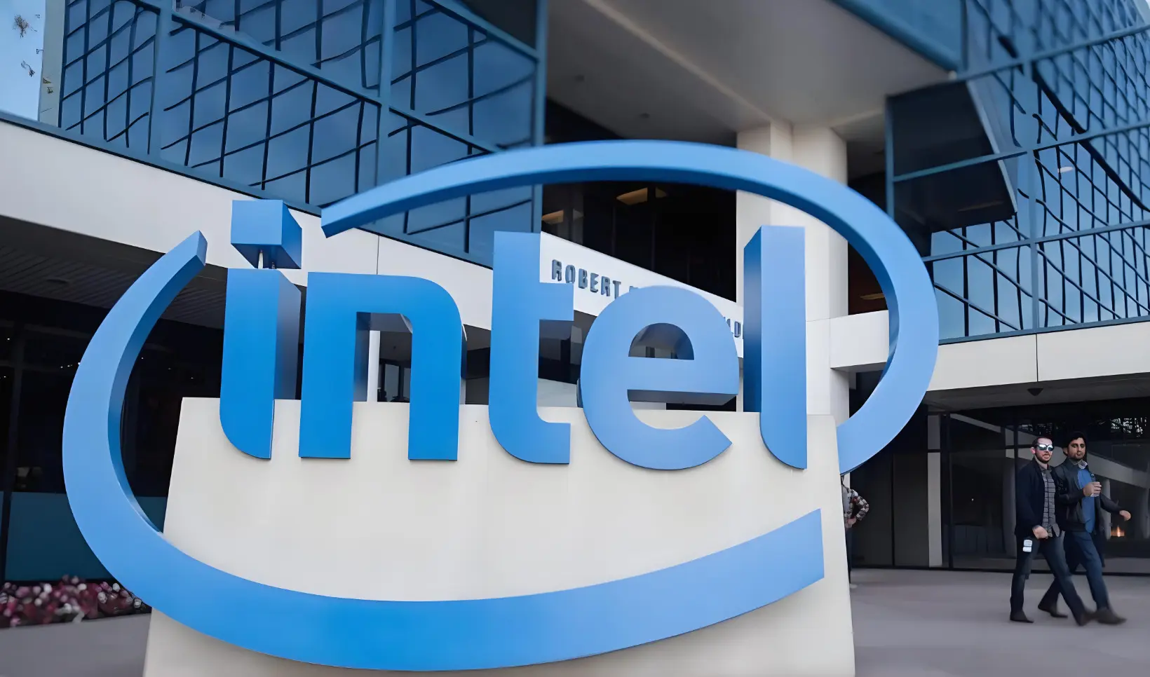 Intel处理器曝光苹果折叠新机预售火爆。Intel 下一代 Nova Lake‑HX 曝光：6 颗芯粒打造 28 核，混用三种工艺近日网传资料放出 Intel Nova Lake‑HX、Nova Lake‑H 新一代移动处理器封装细节。其中 Nova Lake‑HX 采用六芯粒组合方案，合计 28