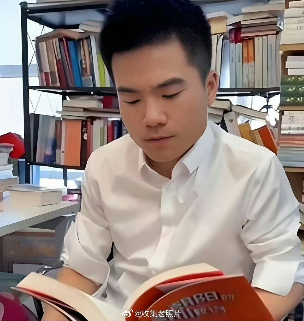 我很尊重#董宇辉# 老师，但我愿意称呼他为常熟阿诺2.0
阿诺经典的是：“太屌利了，你们仰郁什么，都给我脆下来”，董老师接一句：“羽扇轮巾”，太风雅了！ ​