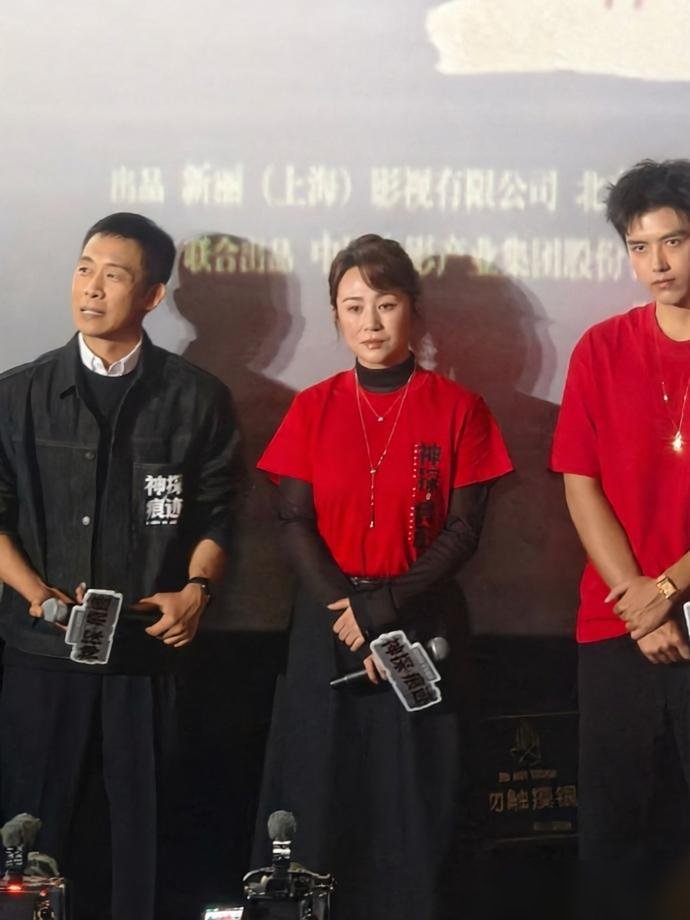 张译和马丽在西安同台，俩人为了个C位差点在台上转晕了。你推我，我让你，原地绕了三圈，台下快门声都跟不上。
有人以为是客气，其实张译先绷不住了，说十几年前就看过马丽的话剧，票还是沈腾给的。马丽扭头一句：那票钱记得补上。
全场笑翻。但马丽这次真不是来搞笑的。新片里有场几百人的重头戏，她背词背了三天三