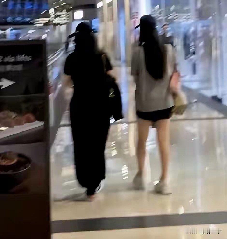 李湘母女新加坡度假！李湘暴瘦肩背都薄了 ​