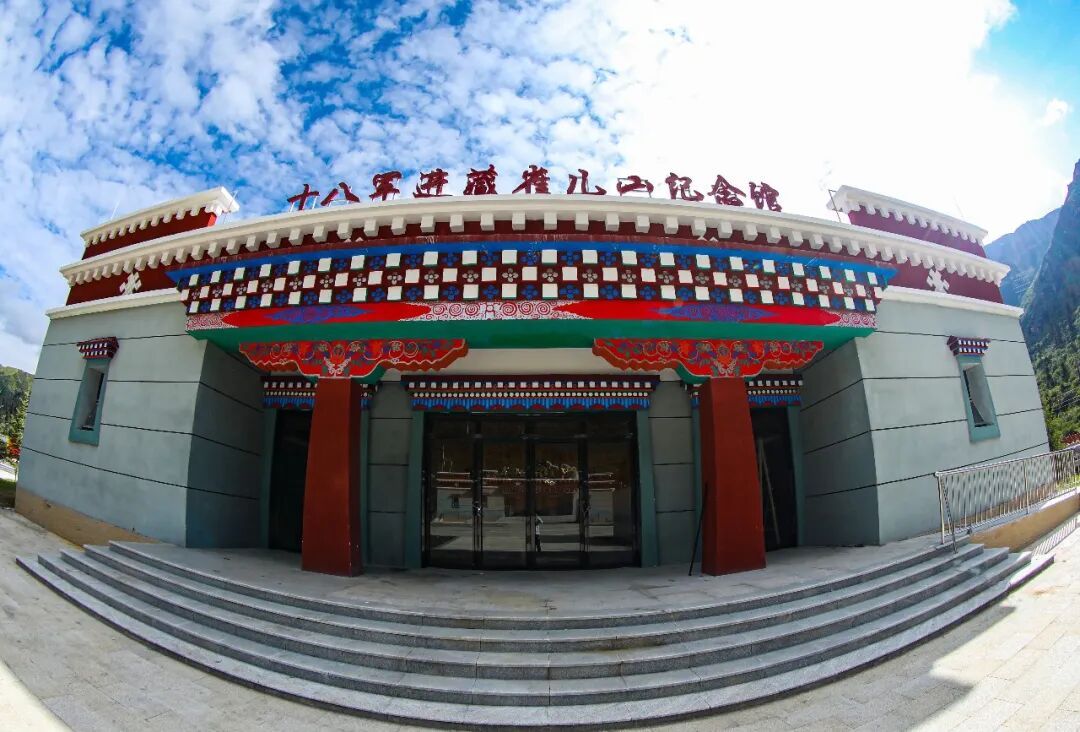 🚩八县联手，G317开启“团战”模式！“此生必越317”天路功勋联盟今日在德格正式启航！

8月25日，德格县马尼干戈镇曲西村赛马场，由川藏沿线八县联合共建的“此生必越317”天路功勋联盟举行启航仪式。德格、色达、炉霍、甘孜、新龙、石渠、白玉及西藏江达县携手，打破县域文旅“单打独斗”局面，确 ​