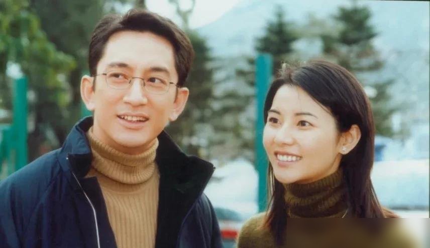 53岁的蒙嘉慧，亲口说亲人一个不剩，没动力赚钱了。
这话从当年《法证先锋》里那个敢拼敢冲的梁小柔嘴里说出来，太扎心。她和郑伊健结婚后选择丁克，日子过得极简，日本那套房房贷早清了。今年复出拍戏，纯粹因为喜欢。
结果被港媒盯着身材说发福。她也不装，笑称脂肪吸收得比运动还快。郑伊健只给了一句建议：还能