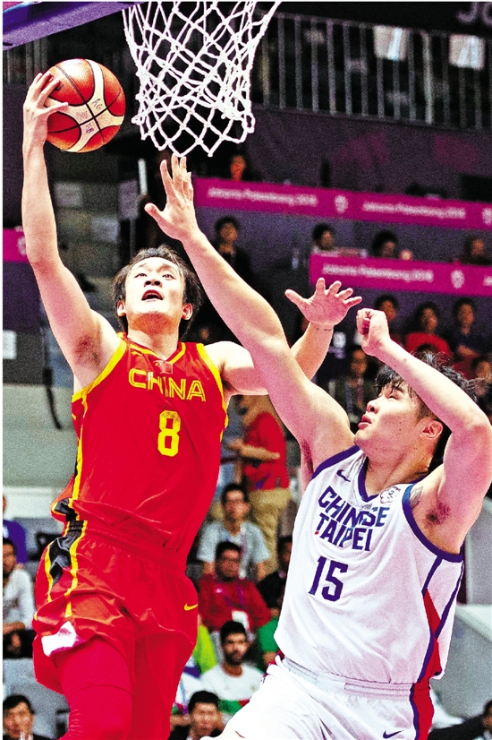 亚运男篮半决赛迎来重磅对决，中国男篮直面老对手日本队，看完赛前的分析，我觉得这场球绝对不能轻敌。
 
这一战的胜者会直接拿到决赛门票，离亚运金牌只有一步之遥。中日两队在亚洲赛场交手多年，每次碰面都火药味十足。日本男篮主打快攻和外线三分，出手节奏快，一旦手感打开，得分会像潮水一样涌来。中国男篮最大优势