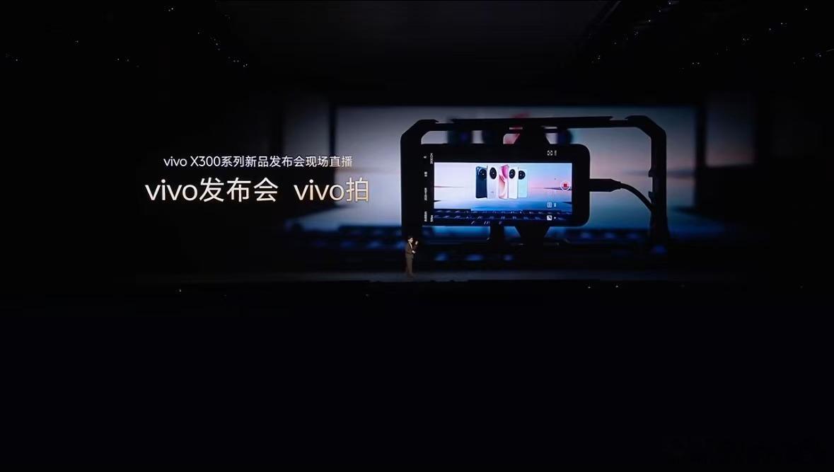 【#做好视频比拍照难十倍#】为什么现在判断一台手机影像强不强，越来越多人开始看它的视频表现？照片记录的是一个瞬间，视频面对的却是不断变化的人物、光线和镜头运动，想让连续画面一直保持稳定，对手机综合影像能力的要求也更高。
过去几年，vivo X系列已经把人像、长焦等拍照场景做成了自己的影像 ​
