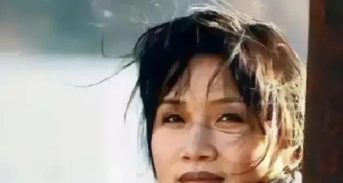 2000年，姜昆在国外偶然碰到了早已剃度出家的李娜，他憋不住心里的纳闷直接问了一句：“你到底为什么出家？”没想到李娜轻描淡写的回答，把见惯大场面的姜昆当场定在原地，愣是半天没回过味来。

那会儿大家根本理解不了她的路数。

上世纪九十年代，李娜在流行乐坛到底有多抢手？两百多部影视剧排着队请她唱原声，
