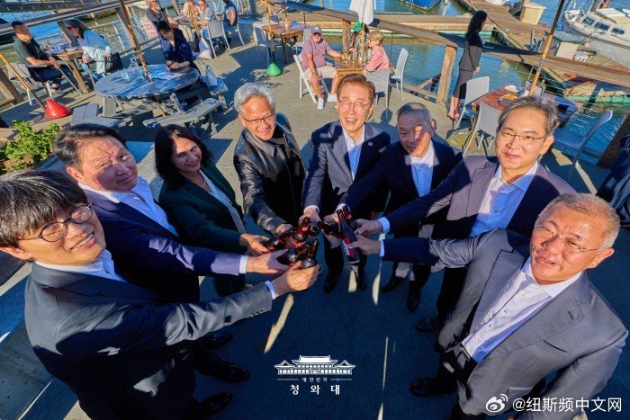 【李在明有望会见三星现代掌门人 讨论半导体和AI等产业投资】#韩国[超话]# 总统李在明继会见SK集团会长崔泰源后，预计将接连会晤三星电子会长李在镕、现代汽车集团会长郑义宣。分析认为，在"三大超级项目"、对美投资等重大议题推进之际，相关会晤受到关注。#NEWSPIM# ​