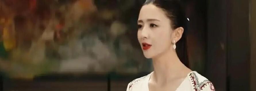 佟丽娅亲口否认陈思诚家暴传闻，撕开的却是“被身份吞掉”的女演员十年。她为反家暴题材《我经过风暴》投入排练，戏里角色与她现实处境被网友剪进同一个故事，谣言就此长成“大家都知道”的真相。真正刺痛人的，不是八卦真假，而是一个演员的专业空间被“导演妻子”四个字压缩：资源绕开她，可能性自动打折。她选择去国家大
