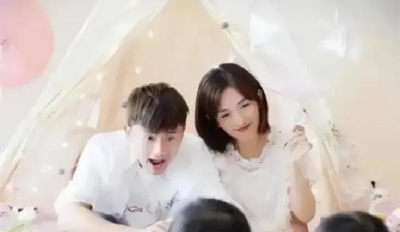 2011年，张杰跟谢娜准备结婚，张杰跟谢娜提出要拿8000万，在上海汤臣一品买一套550平的大房子。谢娜知道后却拦住了他：“你别管，房子的事情交给我。”不曾想，没多久，两人就住进了汤臣一品，却是以租房的形式！
张杰在合同最后一页签下名字，笔尖有些滞涩。他抬头看了看眼前西装革履的中介，又看了看身边神色