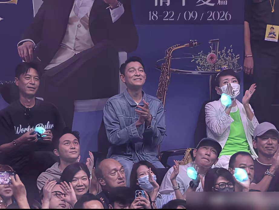75岁的狄波拉，看76岁谭咏麟的演唱会，竟然激动到双手合十，这哪是看演出，简直就是朝圣。
你以为是简单的捧场？看看旁边坐的谁，刘德华、李克勤，大佬云集，但狄波拉的眼里只有台上的谭校长，活脱脱一个小迷妹。
这俩人，从香港黄金时代一路走来，可不是塑料情谊，谭咏麟开演唱会，她几乎场场不落；谭咏麟儿子毕