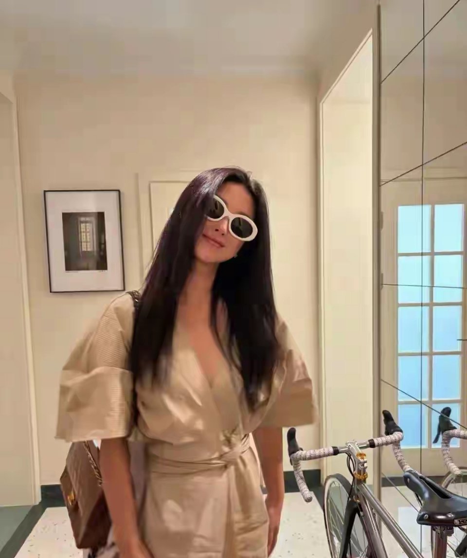 朱珠晒家中午餐，丈夫粉短裤下厨烤牛排，女儿穿搭格外亮眼 ​