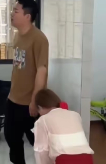 妻子偷情被丈夫发现，丈夫要离婚。她跪地求饶：“再也不敢了。”丈夫说：“我最恨吃饭时，别人拿筷子在我碗里乱搅。我已退出你的世界，离吧，各过各的。”妻子当场傻眼。

网友阴阳道:傻眼了吧？偷的时候咋不想想饭碗端不端得住。

出轨只有零次和无数次，一句话：碗脏了可以洗，人心脏了没法要。对此，你怎么看？