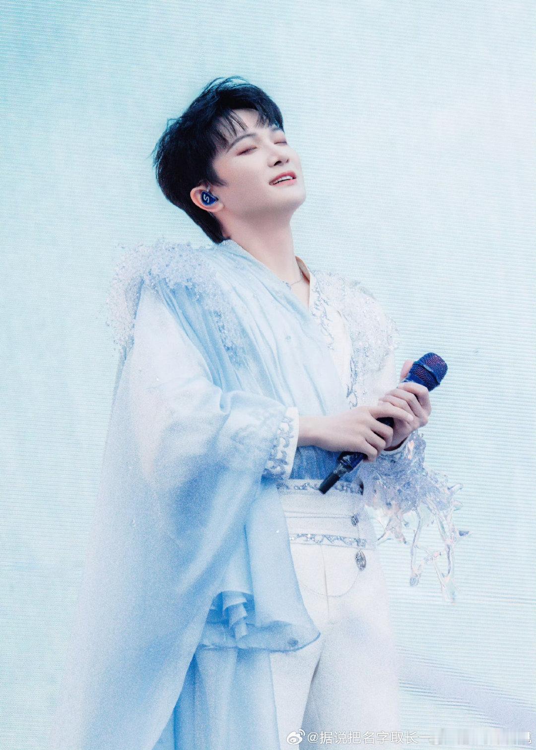 #周深[超话]#  心向暖阳，何惧风霜。𝐹𝒶𝒸𝑒 𝓉𝒽𝑒 𝓈𝓊𝓃, 𝒻𝑒𝒶𝓇 𝓃𝑜 𝓌𝒾𝓃𝒹 𝑜𝓇 𝒻𝓇𝑜𝓈𝓉.#周深##王传君连线周深请教# ​