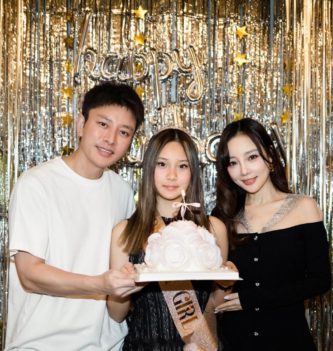 #甜馨和爸爸妈妈生日合照##甜馨生日晒一家三口合影#贾乃亮晒照祝甜馨14岁生日快乐，三人一起吹蜡烛的画面太有爱了。甜馨站在C位，笑得那么开心 ​