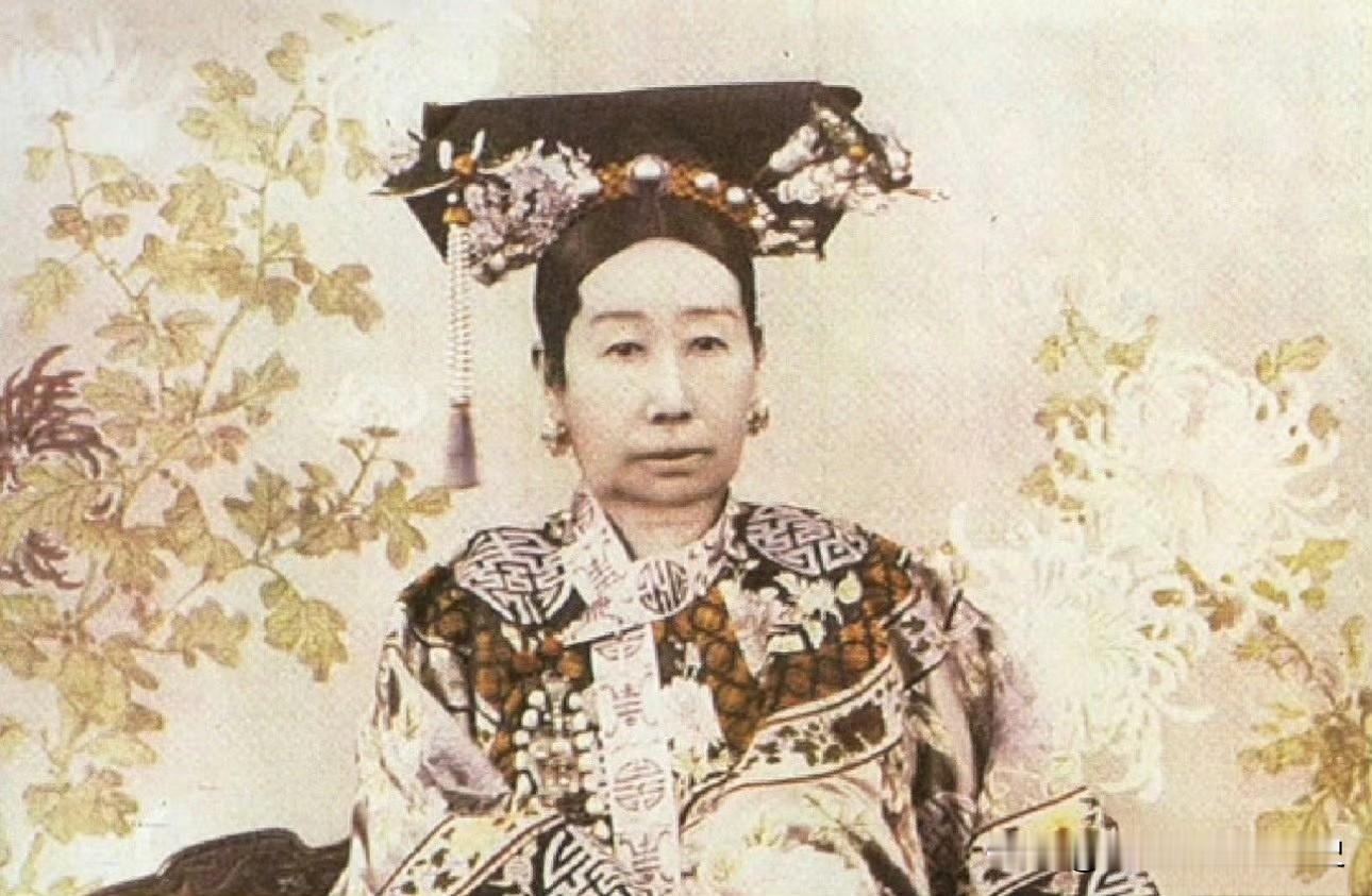 AI复原慈禧18岁容貌，颠覆认知！晚清选秀真相令人唏嘘

左图是慈禧晚年真实老照，右图是AI复原的18岁模样。

看着复原图里温婉清秀的少女，很难想象她后来会变得如此威严冷峻。据清宫史料记载，17岁的叶赫那拉氏正是在选秀中凭借出众美貌和灵气打动了咸丰帝。权力真能彻底改变一个人的气质！大家觉得这复原得