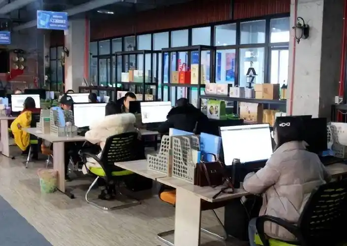 大学生花三万买大厂实习，中介趁机收割焦虑，就业公平谁来守护

三万买一张“大厂入场券”？这场骗局里没有赢家

招聘季的暗流里，一条灰色产业链正浮出水面。有大学生掏出三万块，只为换一个在大厂“打杂”的机会。中介赚得盆满钵满，学生捧着镀金的简历却心里发虚。这场交易看似各取所需，实则是一场精心包装的焦虑收