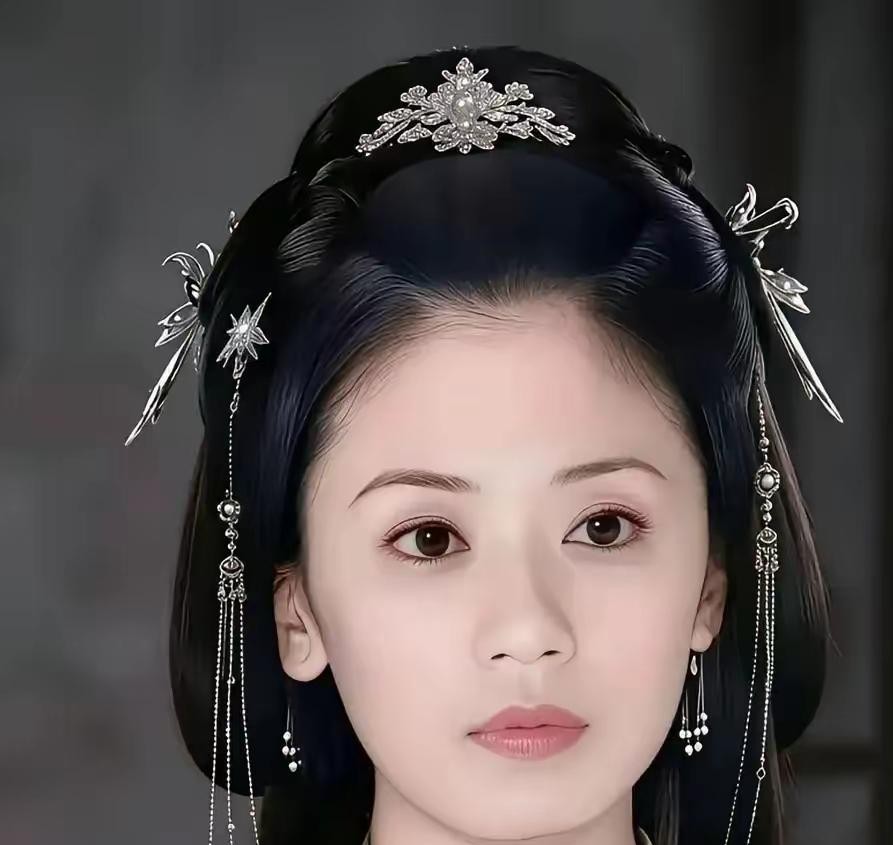 量身定做的鞋子硬塞给别人穿，脚磨破了不说，观众还得跟着看一整出瘸子走路。
当年《凤囚凰》闹得沸沸扬扬的换角风波，于正时隔多年才在访谈里把这层遮羞布扯下来。
原定女主为了这个量身打造的本子，推掉了大把戏约，硬是空出四个月档期，字字句句手写了两万字的小传，连剧中仅有一场抚琴戏，都实打实找老师苦练了两